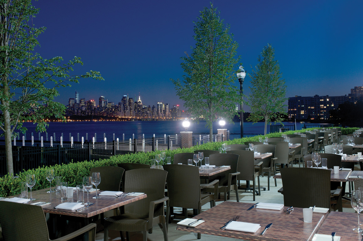Haven Restaurant at Edgewater
Harbor has outdoor
dining on the Hudson River